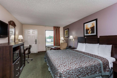 Days Inn by Wyndham Lugoff image 11