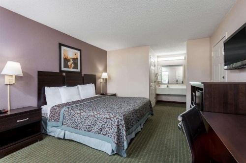Days Inn by Wyndham Lugoff image 6